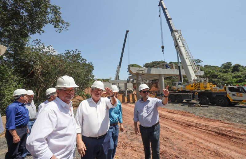 João Azevêdo inspeciona obras das Três Ruas, nos Bancários, e destaca importância do investimento