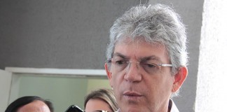 O governador Ricardo Coutinho (PSB) disse, nesta segunda-feira (26), no município de Sousa onde teve agenda administrativa, que João Azevedo é o melhor candidato ao governo e que a oposição não tem opções. “E tu ainda duvida disso, é o único candidato que tem, vocês deveriam duvidar é do outro lado, o outro lado não tem discurso, não tem história, não tem candidato, não tem nada. João Azevedo é candidato desde o ano passado e, ainda por cima, é o melhor candidato”, afirmou Ricardo. O governador também disse, hoje, que anuncia oficialmente até o dia 7 a sua decisão sobre seu papel nas eleições deste ano, se vai ser candidato a senador ou não. Mas destacou que ainda não pensou em data. “Eu devo anunciar, oficialmente, é claro, até o dia 7, eu nem pensei ainda em data, eu estou celebrando inaugurações e o início de novas obras”, declarou Ricardo, durante entrega do Condomínio Cidade Madura de Sousa, após a entrega da reforma da Escola Cidadã Integral Mestre Júlio Sarmento, elencando obras em andamento em Cabedelo, no Conde, Bom Jesus, Lucena, entre outros municípios. Ao ser questionado sobre a possibilidade de aproximação com o prefeito Luciano Cartaxo, Ricardo explicou que preferia não comentar sobre outros partidos. Mas assegurou que o grupo está aberto a discutir com outras forças políticas que queiram agregar valor ao projeto. “Eu nunca falo pelos outros ou pelos outros partidos, seria importante você fazer essa pergunta ao prefeito de João Pessoa, Luciano Cartaxo, eu gostaria de não comentar, eu nunca comento”, disse, lembrando ter dito, em uma outra oportunidade, que a oposição não tem história, não tem discurso e não tinha também candidato, “porque eles não geram confiança interna entre eles”. “Estava bem claro que ali haveria um cangapé daqueles e não sobraria nada sobre nada porque tinha alguém em cima articulando – o senador que nos faz oposição – para puxar o tapete de todo mundo e aparecer como o salvador da pátria, exatamente porque ele sabe das dificuldades que ele tem para se reeleger para o Senado, afinal é um cargo majoritário, a população vai fazer um julgamento sobre o comportamento que ele teve ao longo desses anos”, analisou. Quando à decisão que Ricardo tomará até o dia 7, ele disse que sua vontade seria continuar governando. “Se fosse depender da minha vontade, aquilo que eu gostaria para mim, que sou um militante, eu gostaria muito de continuar governando, nenhum estado por esse país afora vai ter capacidade de entregar mais de 200 obras, só do DER, 31, da Suplan, 148, da Cagepa, eu perdi as contas, da Secretaria de Recursos Hídricos, que João Azevedo comanda, são mais de cinco barragens, só de barragens, fora adutoras, rede de abastecimento d’água, nove meses de um governo como esse talvez valha mais do que muitos mandatos por aí por fora que passaram oito anos apenas desrespeitando o povo da Paraíba, estimulando bandido a vir para a Paraíba, apenas criticando tudo aquilo que dava certo, inventando mentiras, mentindo sobre tudo”, disse Ricardo.