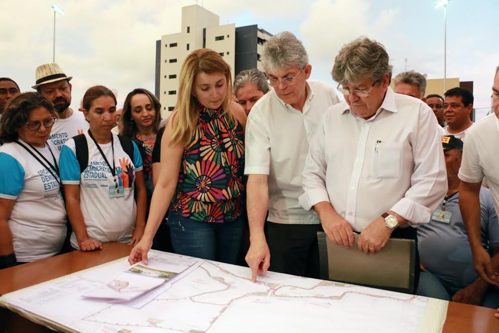 Ricardo inspeciona obras da 2ª etapa do Parque Linear Parahyba