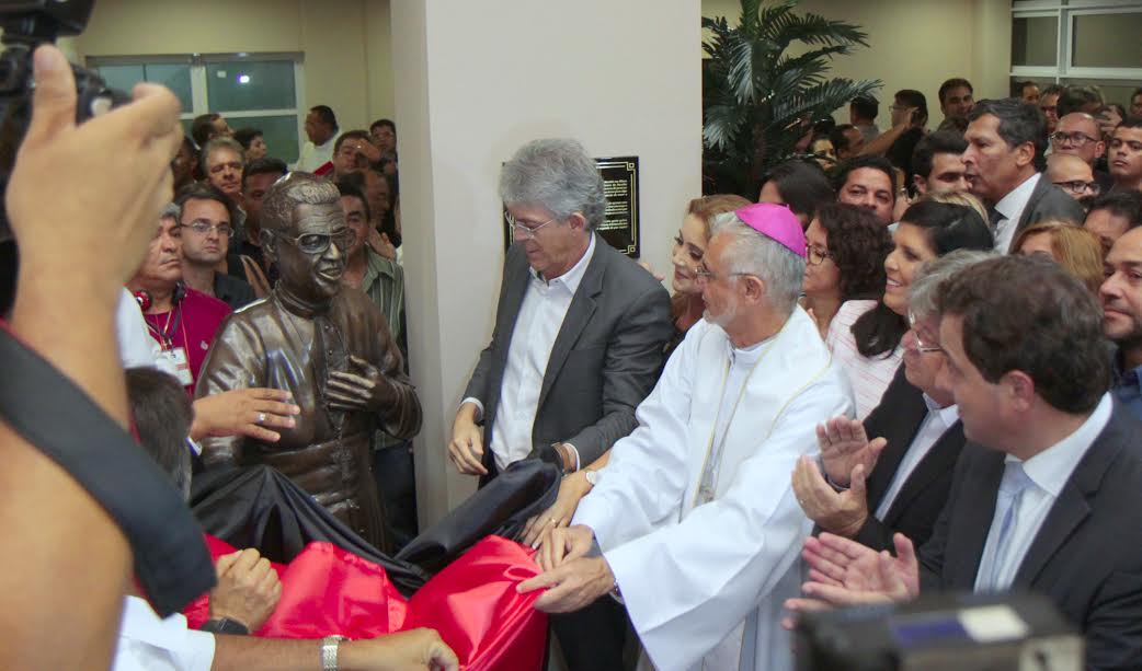 Em um dos seus últimos atos, Ricardo entrega Hospital Metropolitano