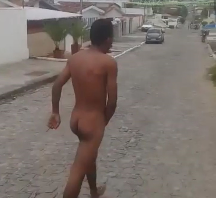 ASSISTA: suposto assaltante é flagrado roubando e população deixa ele pelado