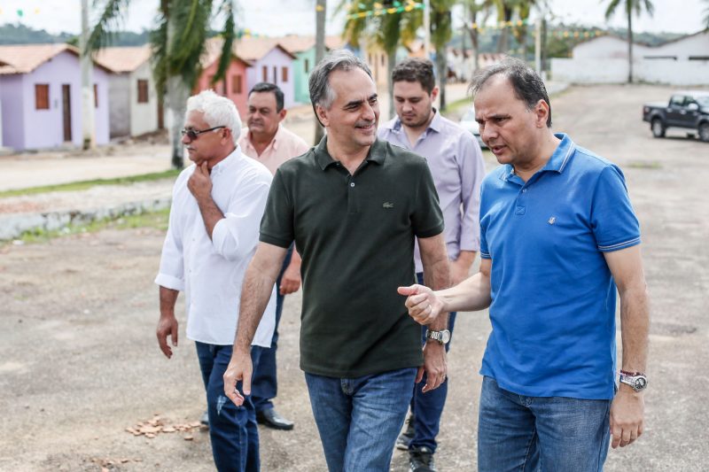 Neste sábado, Lucélio Cartaxo (PV) visitou as cidades de Lagoa Seca, Matinhas e Montadas, acompanhado de Cássio Cunha Lima e Manoel Ludgério, pré-candidatos a senador e deputado estadual. Dos prefeitos  dos municípios, Lucélio ouviu queixas sobre a falta de investimentos em áreas essenciais à qualidade de vida da população.  "O que vemos nessas cidades é consequência do afastamento do Estado, que deixa os prefeitos sozinhos na responsabilidade de investir em áreas essenciais. O que defendo é o diálogo e a parceria resultando em melhorias na qualidade de vida da população. Essa política do conflito e da divisão deve ser superada", disse Lucélio.  O prefeito de Lagoa Seca, Fábio Ramalho, destacou os obstáculos que encontra para formar parcerias com o Estado. "A gente tem convivido com uma 'política de afastamento', que deixa as prefeituras de lado por desavenças partidárias. Estamos com Lucélio porque ele tem demonstrado vontade de diálogo e defendido a união entre Estado e municípios", disse.  A prefeita de Matinhas, Fátima, destacou a paralisação de obras que deveriam receber recursos do Estado. "O Governo deixou de repassar verbas para a construção da Escola Vereador Geraldo Jovem,  contemplada com o convênio Pacto Social. A obra está parada desde 2014, desde que mudamos nosso posicionamento político. Isso é triste, porque quem perde são nossas crianças, que não têm a escola para estudar".  O prefeito de Montadas, Jonas de Souza, também reclamou da falta de investimentos do Governo. "Hoje não temos uma parceria sequer com o Estado. Nós estamos por nós mesmos, porque até onde deveríamos receber os recursos tivemos cortes sem qualquer explicação", disse.   Além do senador Cássio  Cunha Lima, do deputado estadual Manoel Ludgério, do deputado federal Pedro Cunha Lima e do pré-candidato a deputado estadual Anderson Monteiro, estiveram ao lado de Lucélio os vereadores Ino, Edjano, Fátima Feitosa, Inácia Paulino, Zezinho de Nezinho e Toin do Boi, de Matinhas, e Marcos, Júnior, Cássio e Yure, de Montadas.