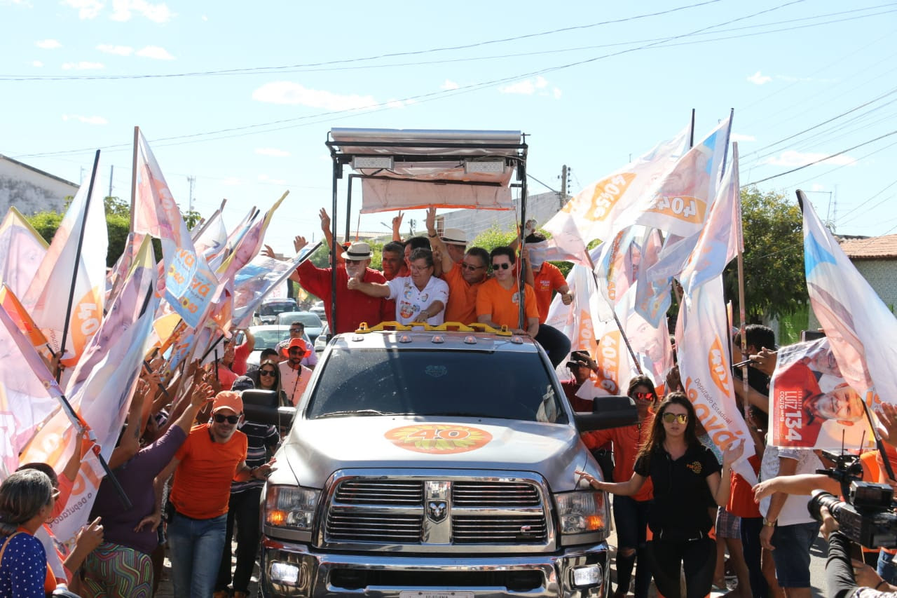 João inicia Caravana do Trabalho no Alto Sertão, garante recuperação de estrada e celebra chegada da água