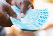 Salário mínimo de R$ 1.621 começa a ser pago nesta segunda