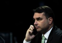 Bolsonaro aponta Flávio Bolsonaro como seu nome para disputar a Presidência em 2026