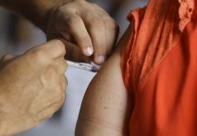 Jovens que nunca se vacinaram contra o HPV devem procurar os serviços de saúde até o final de dezembro