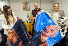 Adriano Galdino entrega rede personalizada e Título de Cidadão Paraibano a Frei Gilson durante o Celebra João Pessoa 2025