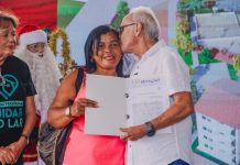Cícero Lucena entrega títulos de propriedade para famílias de áreas vulneráveis
