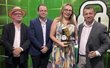 Fabíola Rezende recebe troféu destaque na causa animal em 2025 da Rádio FM Líder