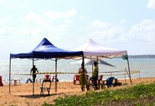 Famílias realizam a montagem de tendas para a festa de Réveillon nesta quarta-feira