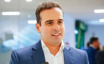 Lucas Ribeiro participa do ato de restituição de celulares roubados aos seus legítimos donos