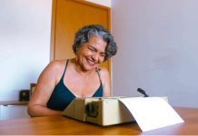 “Depois dos 50, Só Riso”: Romye Schneider celebra Dia Mundial do Teatro com show na Casa Caratelli