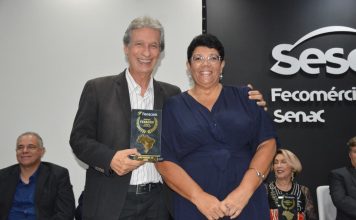 Comunicadores e autoridades de destaque nacional e estadual são homenageados em grande cerimônia da FENACOM na Paraíba