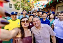 Durante abertura da programação da Vila do Artesão me CG, Efraim é recebido pelo povo