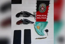 Dois homens são presos e duas armas apreendidas após veículo tentar fugir da abordagem policial, no Sertão do Estado